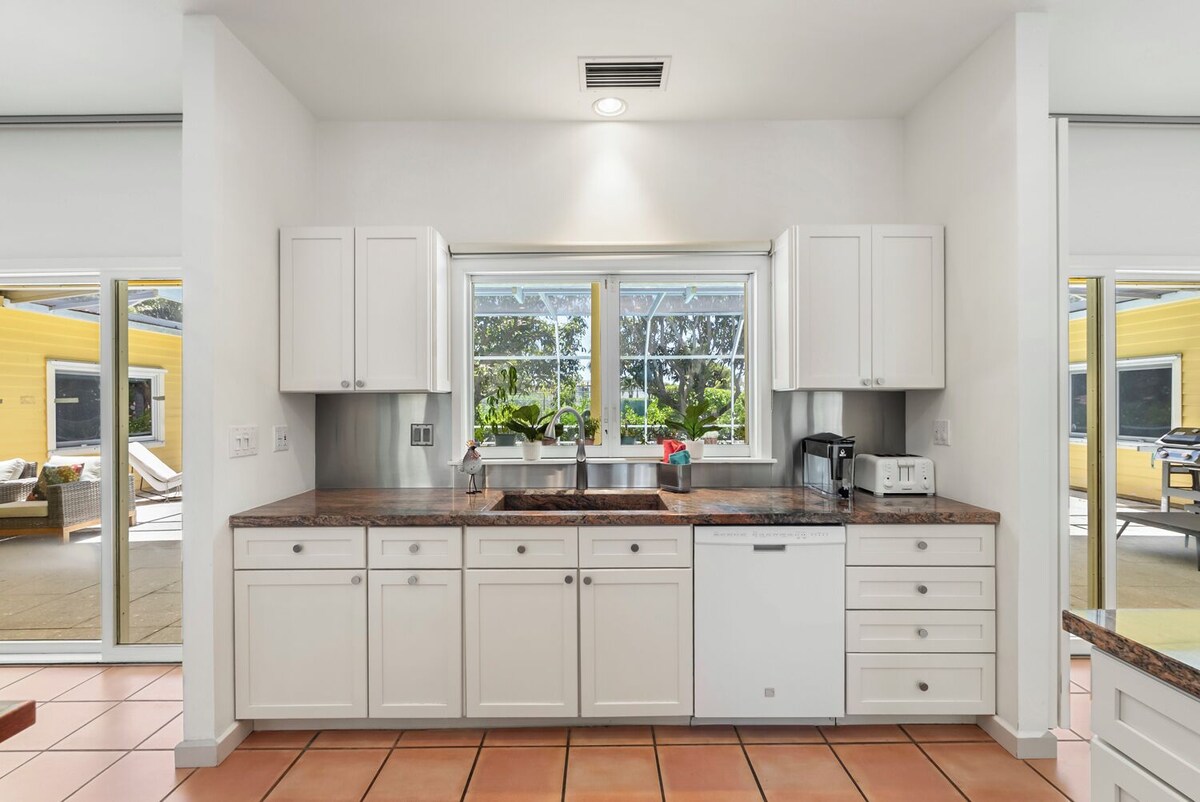Photo 17 of Charming, pet-friendly 4-bed 4-bath house 4 blocks to Lowdermilk Beach in Naples