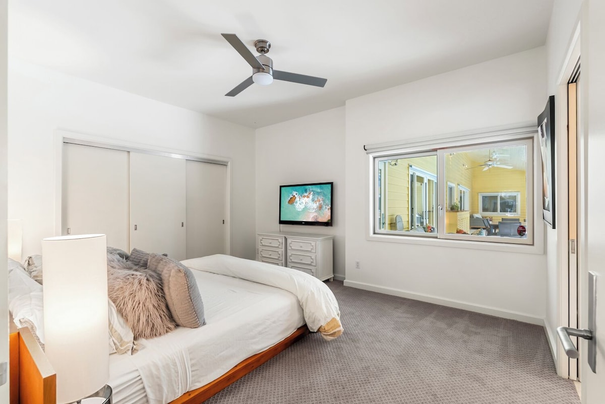 Photo 10 of Charming, pet-friendly 4-bed 4-bath house 4 blocks to Lowdermilk Beach in Naples