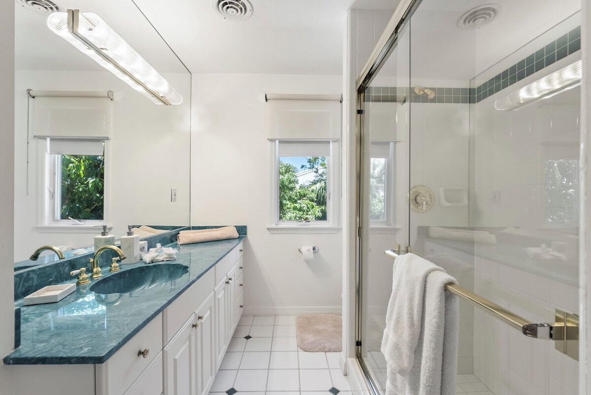 Photo 25 of Charming, pet-friendly 4-bed 4-bath house 4 blocks to Lowdermilk Beach in Naples