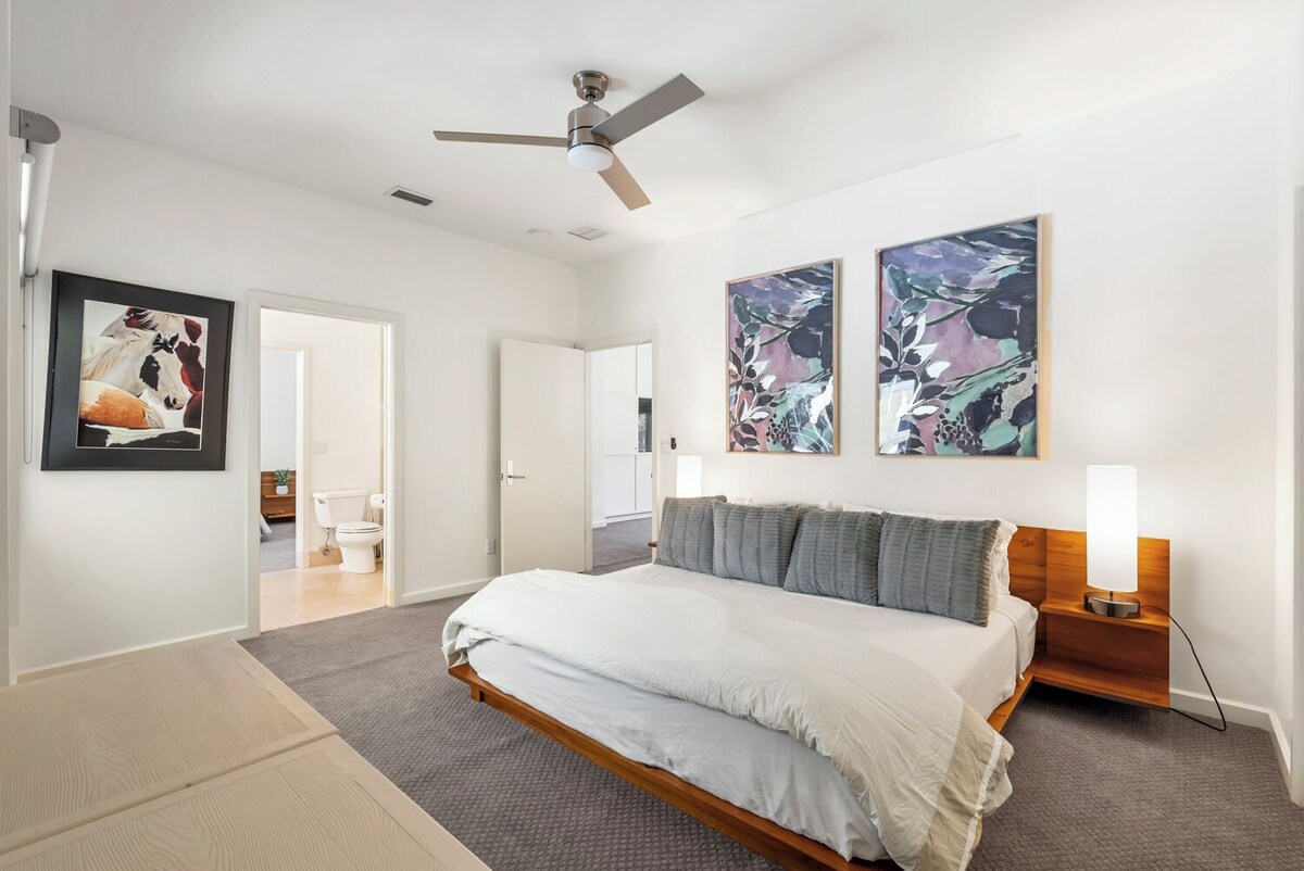 Photo 11 of Charming, pet-friendly 4-bed 4-bath house 4 blocks to Lowdermilk Beach in Naples