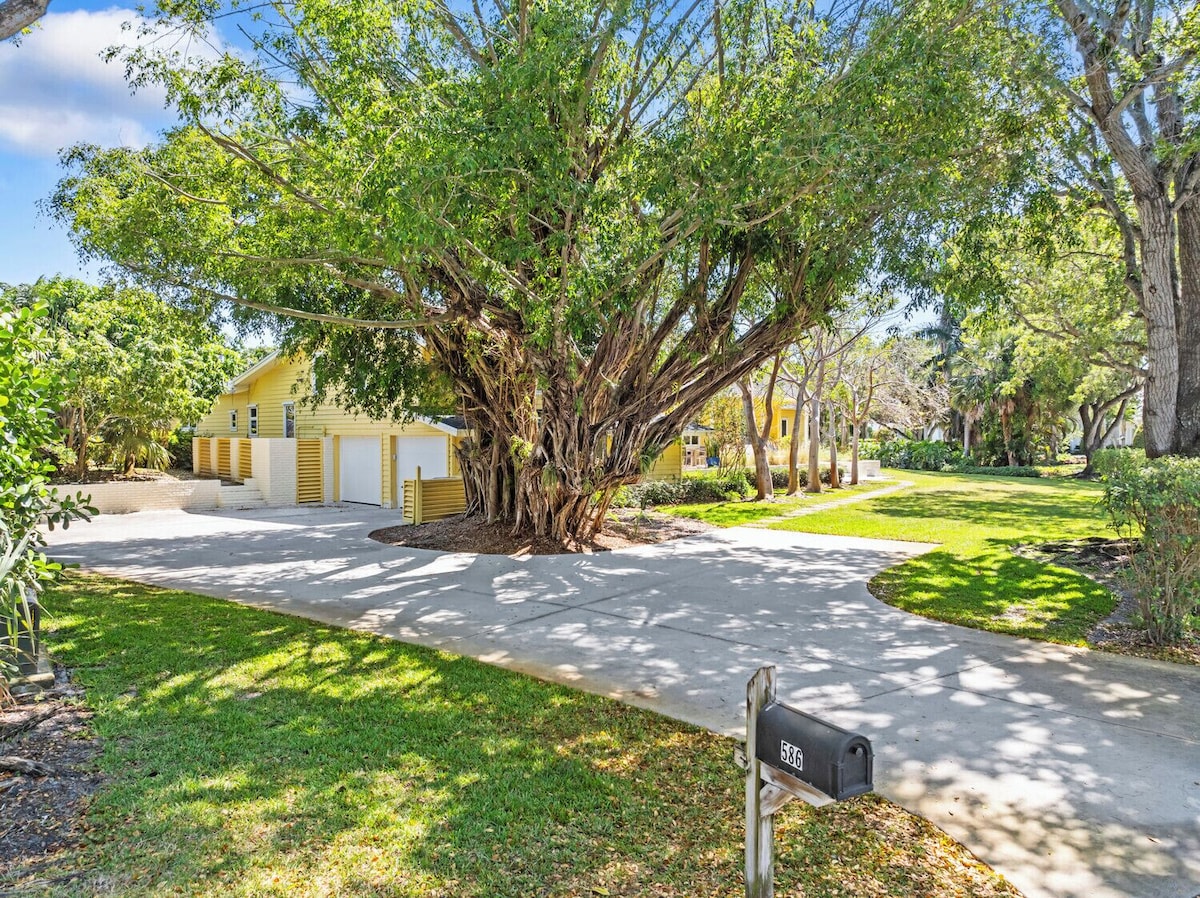 Photo 2 of Charming, pet-friendly 4-bed 4-bath house 4 blocks to Lowdermilk Beach in Naples