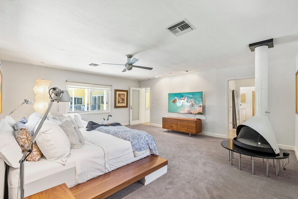 Photo 21 of Charming, pet-friendly 4-bed 4-bath house 4 blocks to Lowdermilk Beach in Naples