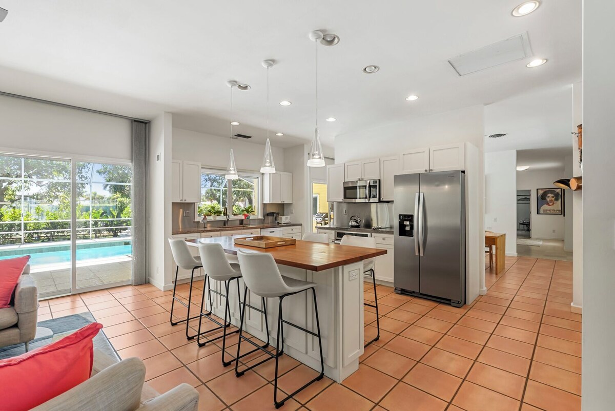 Photo 14 of Charming, pet-friendly 4-bed 4-bath house 4 blocks to Lowdermilk Beach in Naples