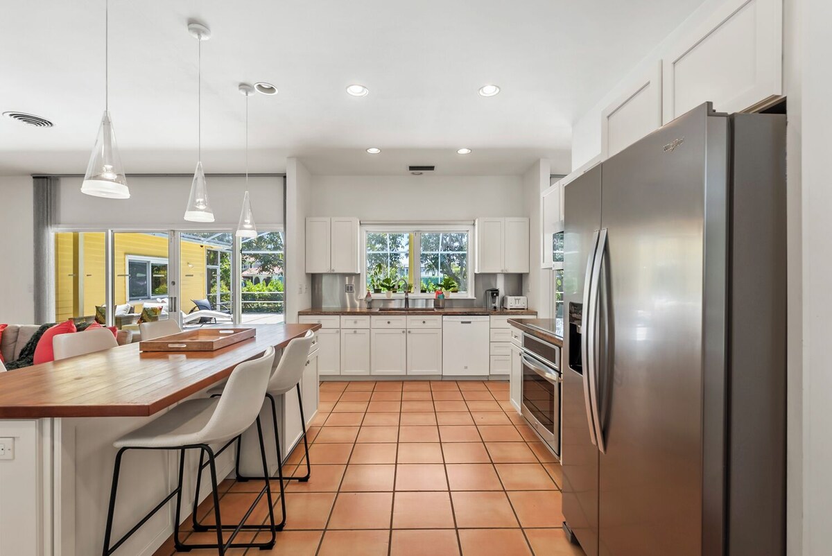 Photo 16 of Charming, pet-friendly 4-bed 4-bath house 4 blocks to Lowdermilk Beach in Naples