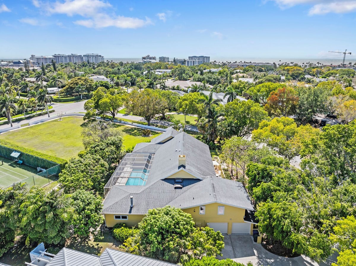 Photo 28 of Charming, pet-friendly 4-bed 4-bath house 4 blocks to Lowdermilk Beach in Naples