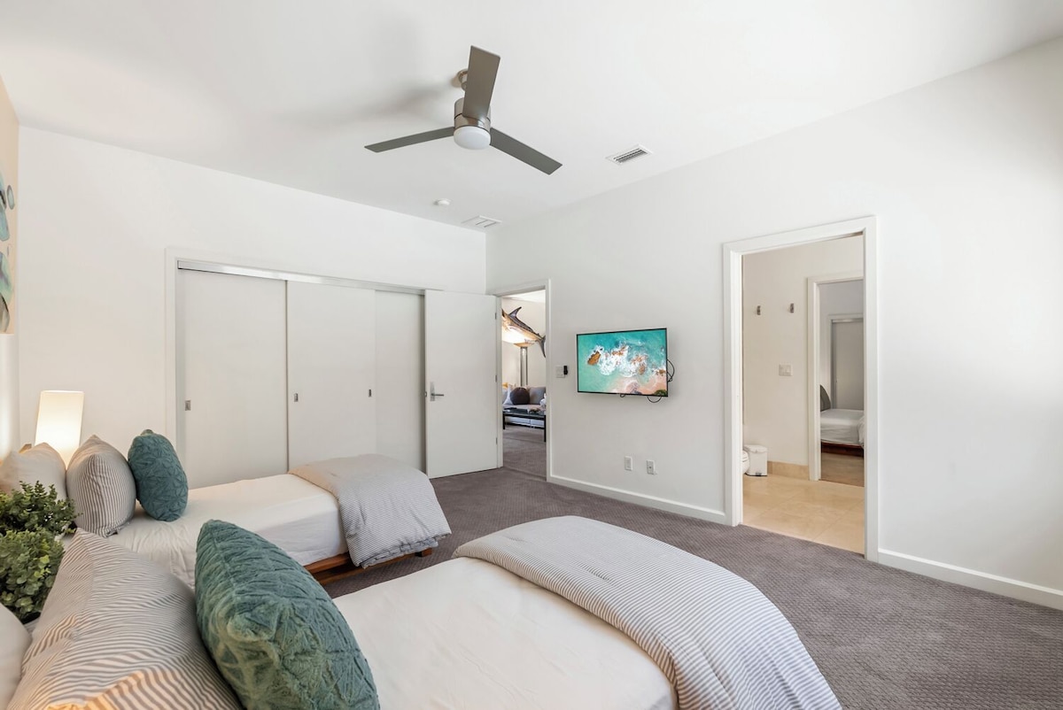Photo 9 of Charming, pet-friendly 4-bed 4-bath house 4 blocks to Lowdermilk Beach in Naples