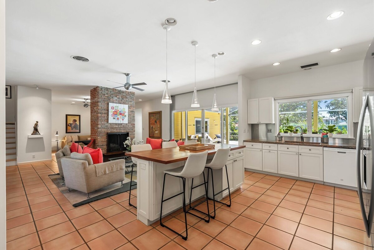 Photo 15 of Charming, pet-friendly 4-bed 4-bath house 4 blocks to Lowdermilk Beach in Naples