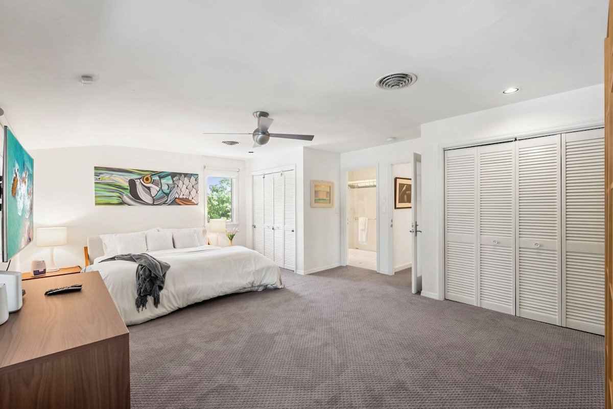 Photo 24 of Charming, pet-friendly 4-bed 4-bath house 4 blocks to Lowdermilk Beach in Naples