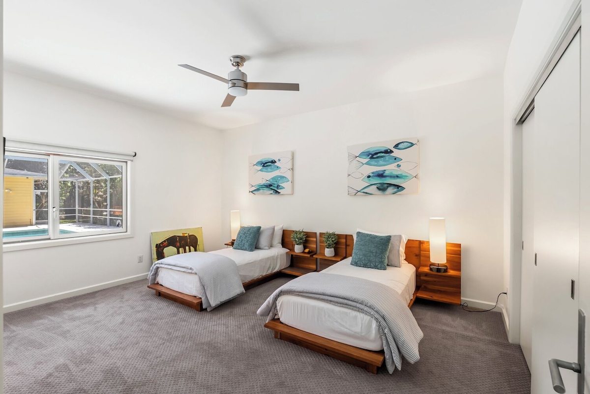 Photo 8 of Charming, pet-friendly 4-bed 4-bath house 4 blocks to Lowdermilk Beach in Naples