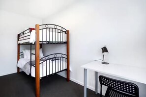 2 bedrooms, iron/ironing board, WiFi, bed sheets - 15 minutes to Melbourne CBD and 10 minutes Williamstown beach. (Footscray)
