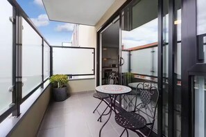 Outdoor dining - 15 minutes to Melbourne CBD and 10 minutes Williamstown beach. (Footscray)