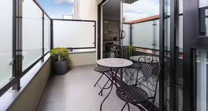 15 minutes to Melbourne CBD and 10 minutes Williamstown beach.