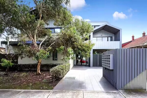 Property grounds - 15 minutes to Melbourne CBD and 10 minutes Williamstown beach. (Footscray)