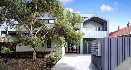 15 minutes to Melbourne CBD and 10 minutes Williamstown beach.