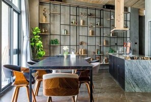 المنشأة من الداخل