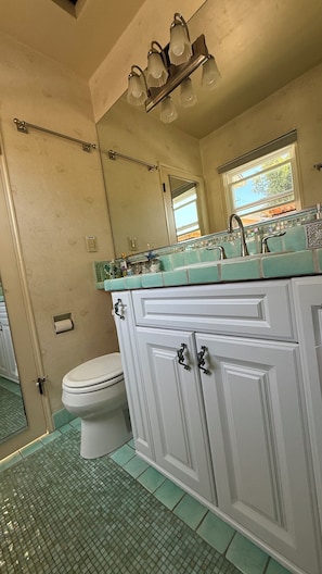 Douche, sèche-cheveux, serviettes fournies, savon