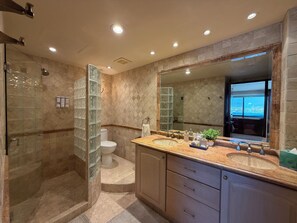 Dusche, Haartrockner, Handtücher, Seife