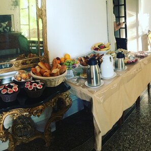 Petit déjeuner continental servi tous les jours en supplément