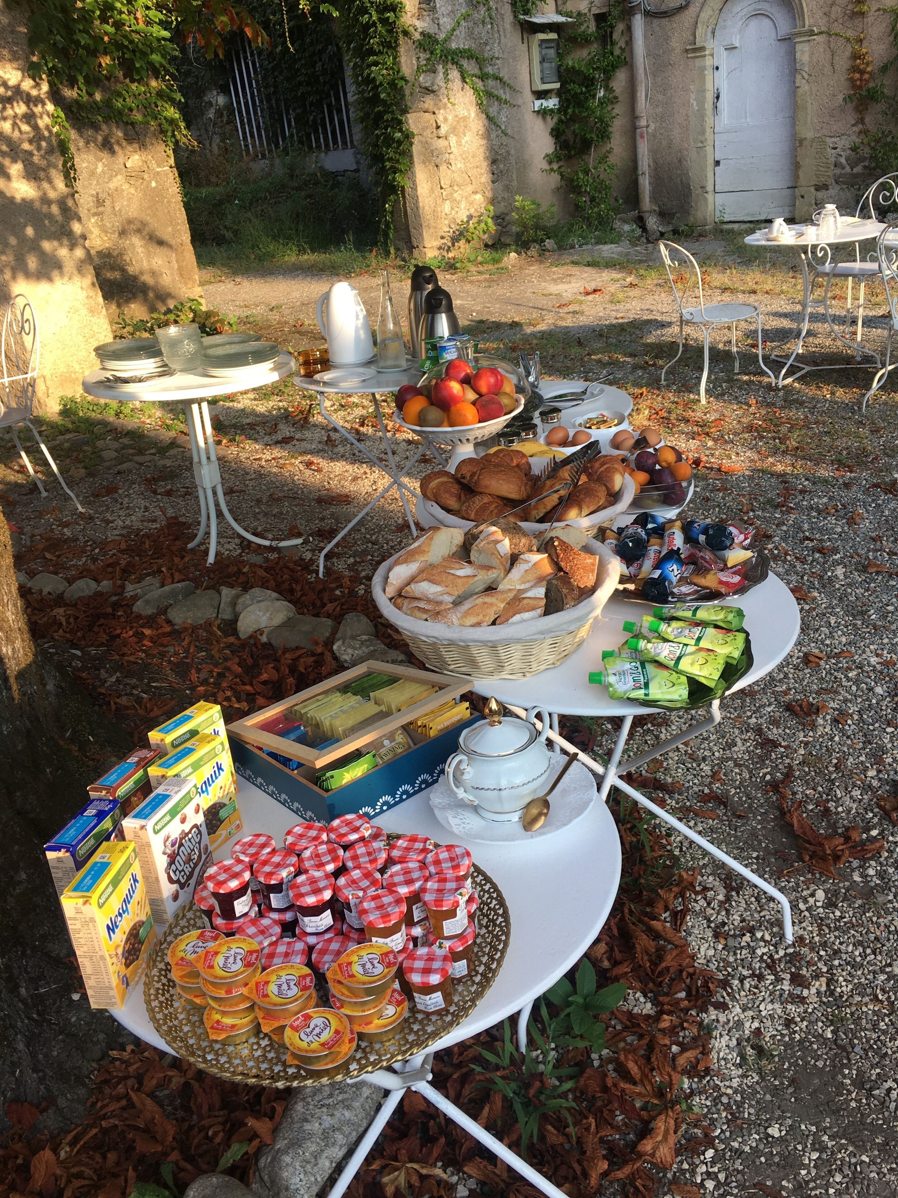 Un montaje para picnic con diferentes alimentos y bebidas sobre mesas.