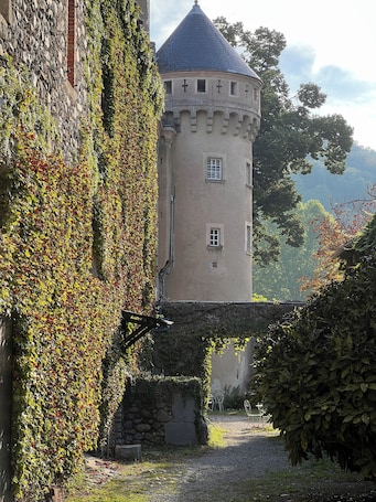 Exterior. Chateau du rey Restaurant L'Abeuradou
