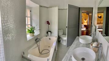 Ein Badezimmer mit Badewanne, Waschbecken und Toilette.