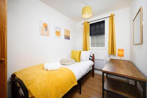 2 habitaciones, escritorio, tabla de planchar con plancha y wifi gratis