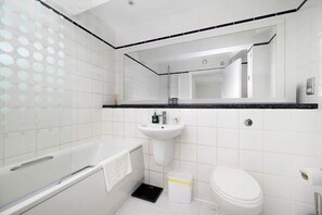 Ducha, secador de pelo, toallas, jabón