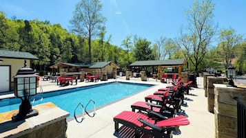 Hồ bơi ngoài trời phục vụ theo mùa, dù/ô trên bãi biển/hồ bơi