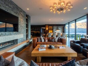 Fernseher, Kamin, Stereoanlage