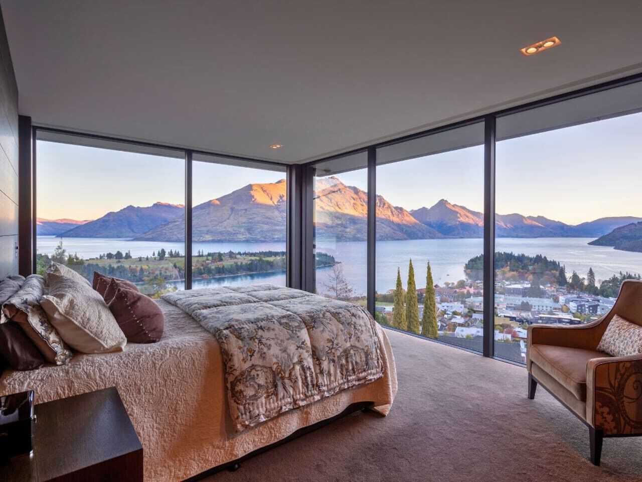 5 bedrooms, desk, iron/ironing board, WiFi