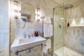 Een douche, een haardroger, handdoeken