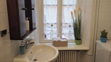 Asciugacapelli, bidet, asciugamani, carta igienica