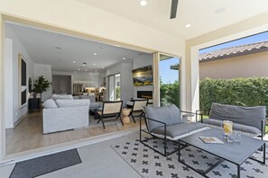 TV connectée, cheminée, chaîne hi-fi