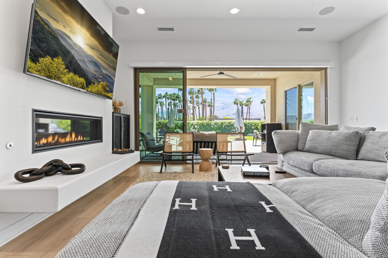 Smart TV, fireplace, stereo