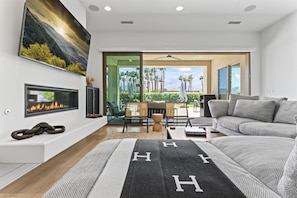 Smart TV, fireplace, stereo - The Platinum House!  PGA Signature (Walk to Ernies, Stadium Course!) (La Quinta)