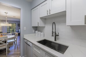 Microondas, horno, parrilla de estufa y lavavajillas