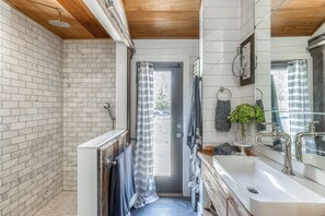 Douche, séchoir à cheveux, serviettes fournies, savon