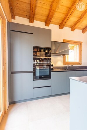 Een koelkast, een microgolfoven, een oven, een kookplaat