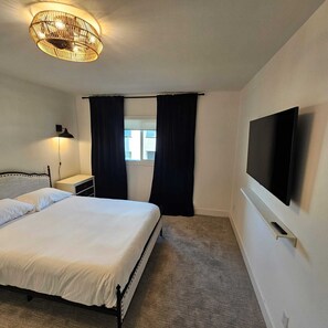 4 bedrooms, desk, iron/ironing board, travel crib