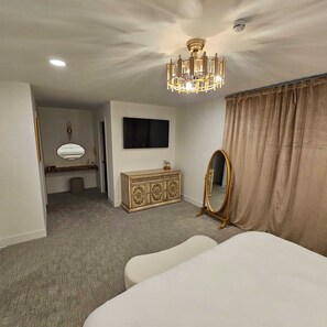 4 bedrooms, in-room safe, desk, iron/ironing board