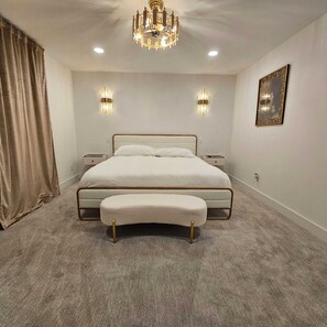 4 soveværelser, pengeskab på værelset, skrivebord, strygejern/strygebræt