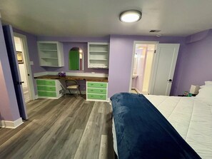 6 Schlafzimmer, Schreibtisch, Bügeleisen/Bügelbrett, Reisekinderbett