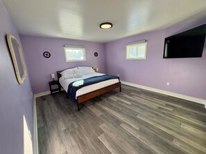 6 bedrooms, desk, iron/ironing board, travel crib