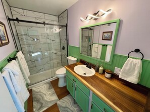 Dusche, Haartrockner, Handtücher, Seife