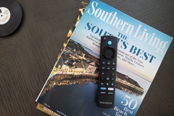 Un livre intitulé « Southern Living » avec une télécommande posée dessus.