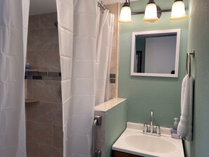 Dusche, Haartrockner, Handtücher, Seife