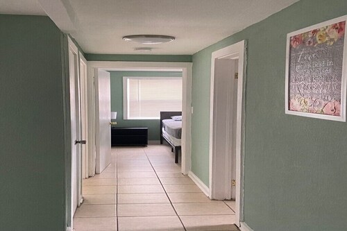 2BR Downtown Sarasota Florida Vacation Rental, Pet-Friendly Close to Lido-Siesta