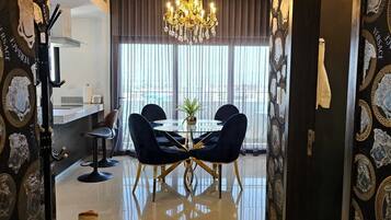 Departamento Deluxe, balcón, vista al mar | Área de sala de estar