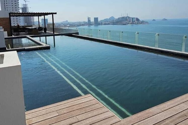 Una piscina al aire libre