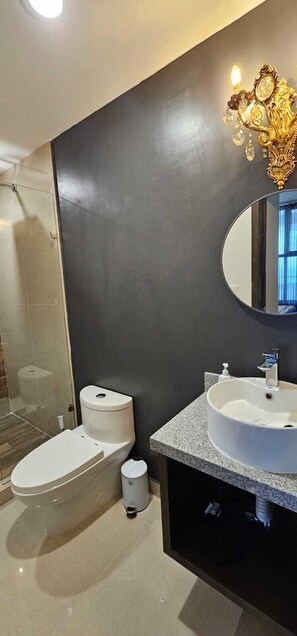 Departamento Deluxe, balcón, vista al mar | Baño | Regadera, amenidades de baño gratuitas, secadora de cabello, toallas 